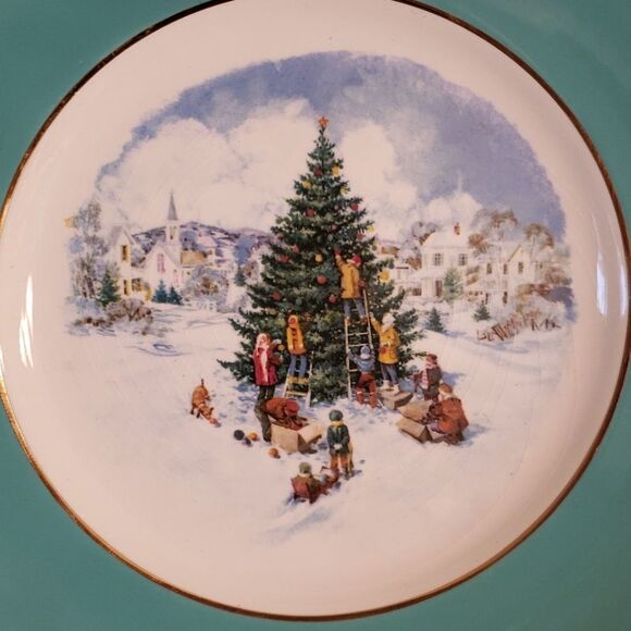 Vintage 1978 Avon Collector Plate "Trimming the Tree" - Picture 3 of 9